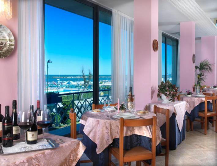 Hotel Diplomatic Bellaria-Igea Marina Buitenkant foto